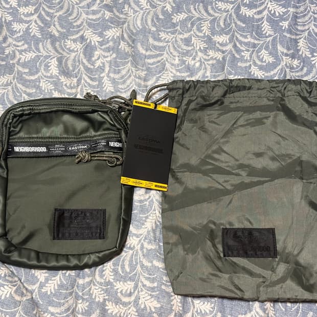 이스트팩x네이버후드 크로스백 카키