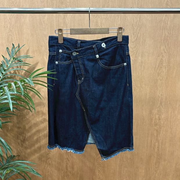 빔즈 보이 데님 미디 스커트 언발란스 랩 오버랩 디테일 스트레이트핏 블루