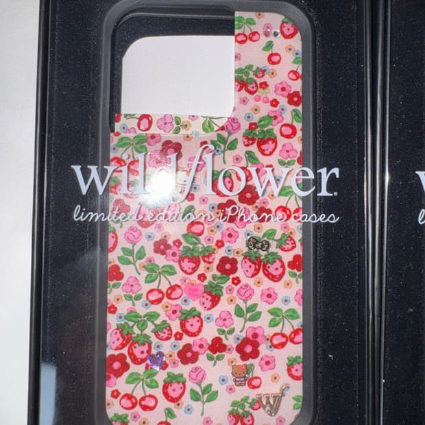 아이폰15프로 와일드플라워 케이스 베리월드