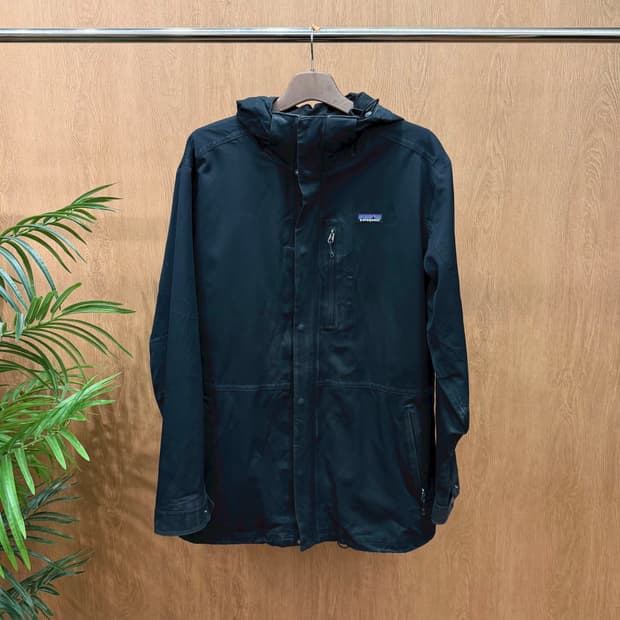 파타고니아 후드 아웃도어 자켓 로고 패치 지퍼 포켓 절개 디테일 블랙