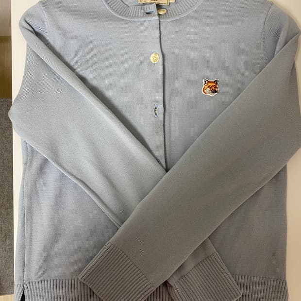 메종 키츠네 폭스 헤드 패치 어드저스티드 가디건 라이트 블루