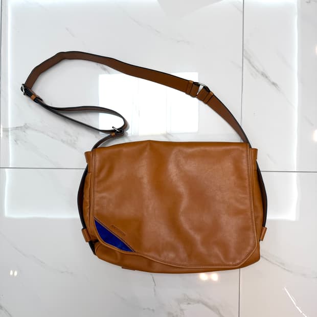 아더에러 브리드 메신저 백 카멜