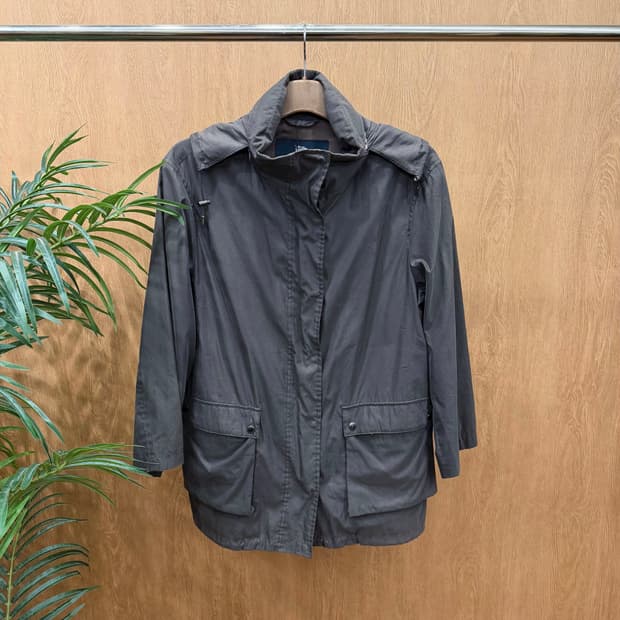 버버리 라이트웨이트 트래블 자켓 내장형 후드 플랩 포켓 디테일 차콜