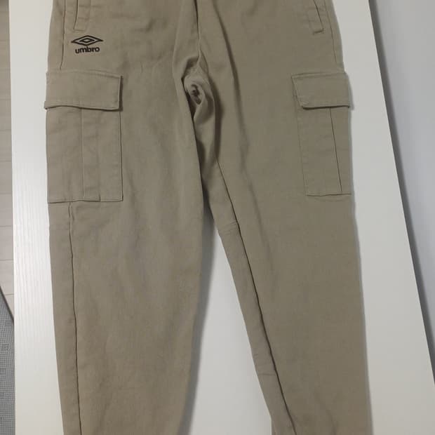 [L] 엄브로 22FW 헤리티지 카고 조거 팬츠 (다크 베이지)