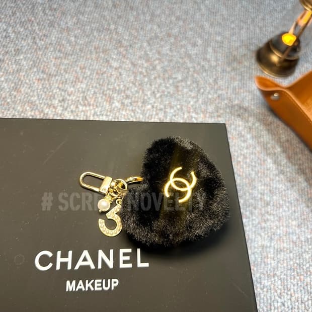 샤넬 하트 폼폼이 키링 블랙