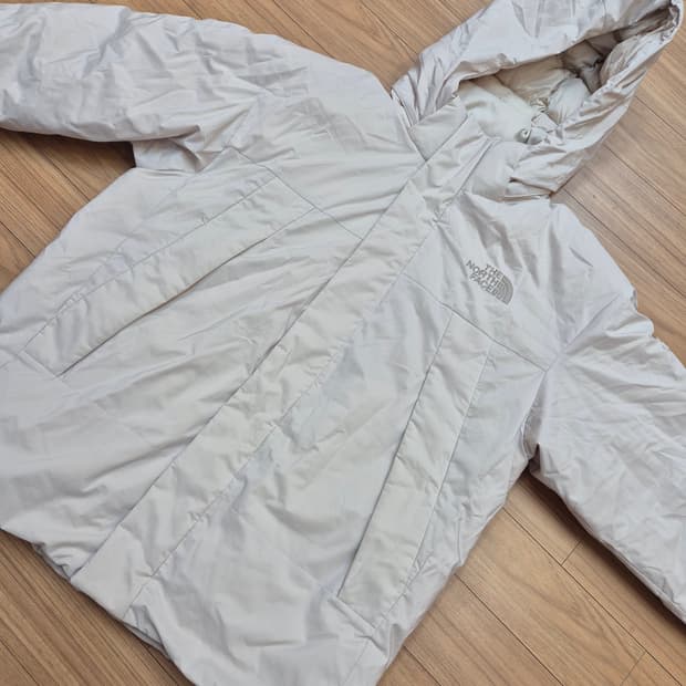 노스페이스 아이보리 패딩 L사이즈 판매합니다. 무난한 색상이라 어디든 잘