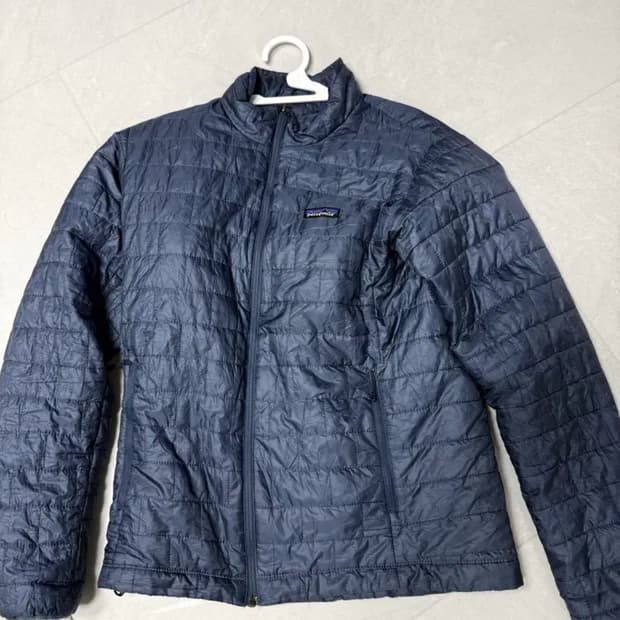 파타고니아 나노 퍼프 M사이즈 네이비 색상입니다  상태 좋습니다