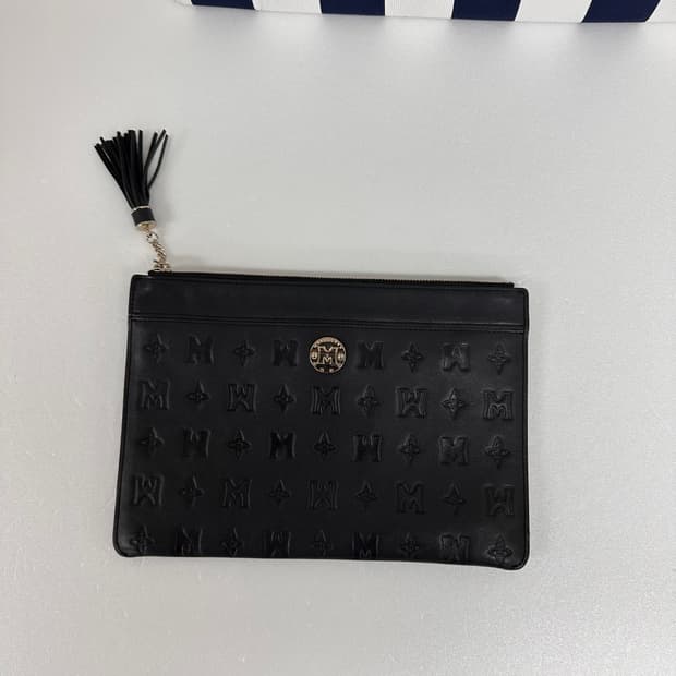 메트로시티 엠보 블랙 클러치백 태슬 지퍼 파우치