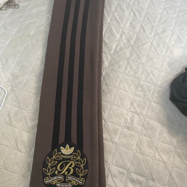 아디다스 브라운 머플러 팝니다