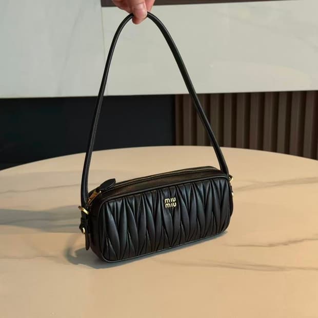 미우 미우 마테라쎄 나파 레더 파우치 블랙 5NE024