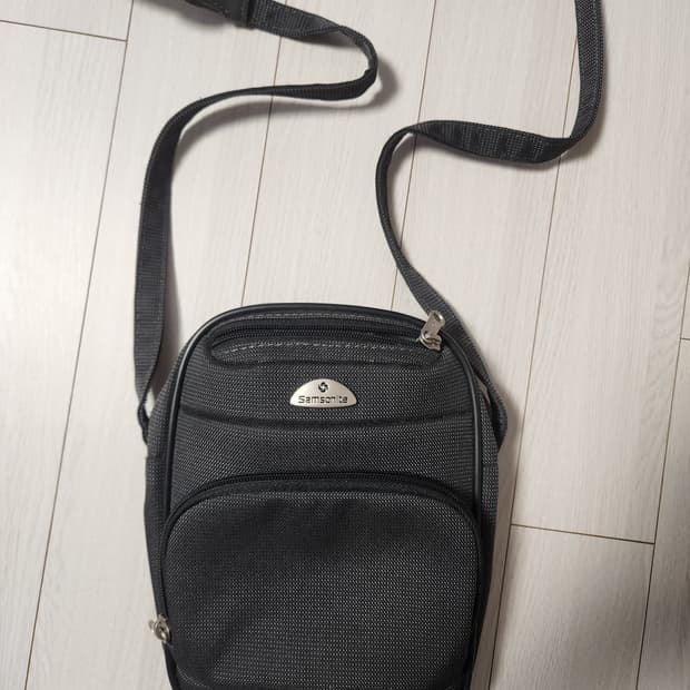 미사용) 샘소나이트 크로스백

여러 중고사이트에도 같이 판매하고 있어서 