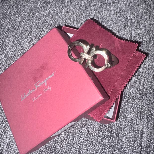 페라가모 골드 팔찌 판매합니다.