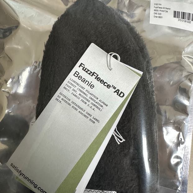 새티스파이 FuzzFleece 비니 팬텀