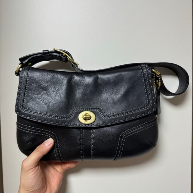 코치 소호 숄더백 블랙