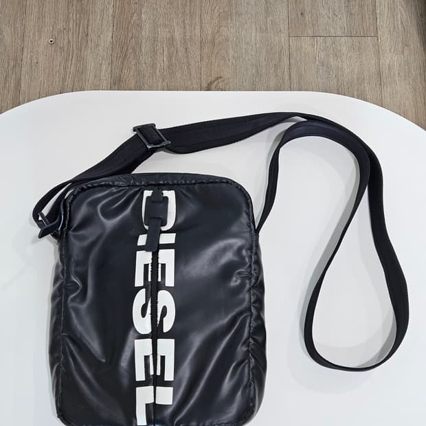 디젤 블랙 크로스백