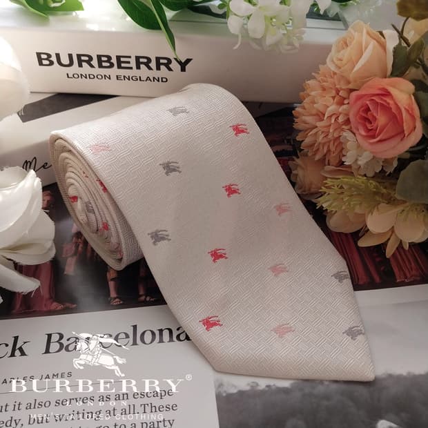 버버리 실크 아이보리 기마사 자카드 넥타이 9.4cm A등급 K1635
