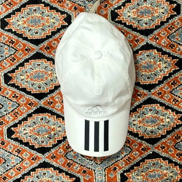 아디다스 삼각로고 화이트 트랙 캡모자 