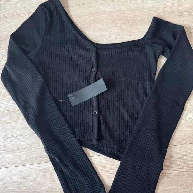 쓰리타임즈 원숄더 버튼티 블랙