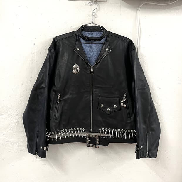 쵸포바 로위나 2023AW 런웨이 카라비나 레더 자켓