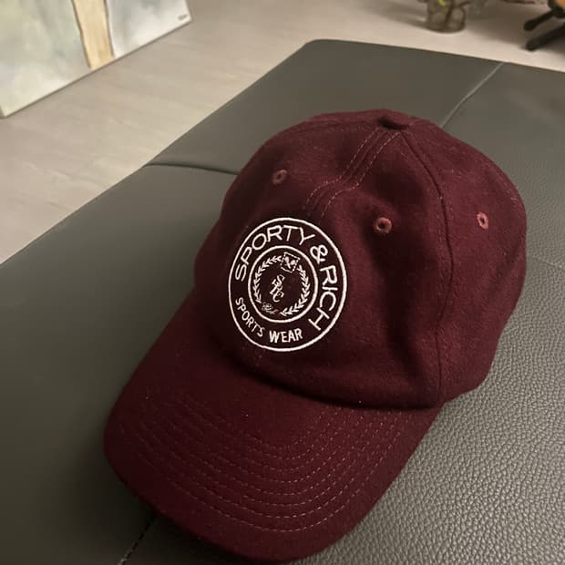 스포티 앤 리치(Sporty&Rich) 버건디 베이스볼캡