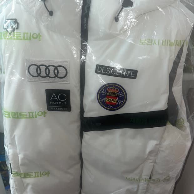 데상트 아우디 조끼 패딩 110