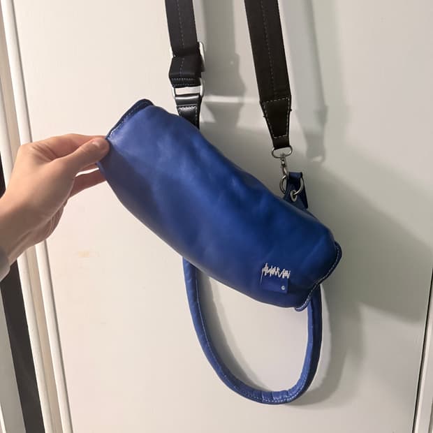 자라 아더에러 레더 숄더백 블루