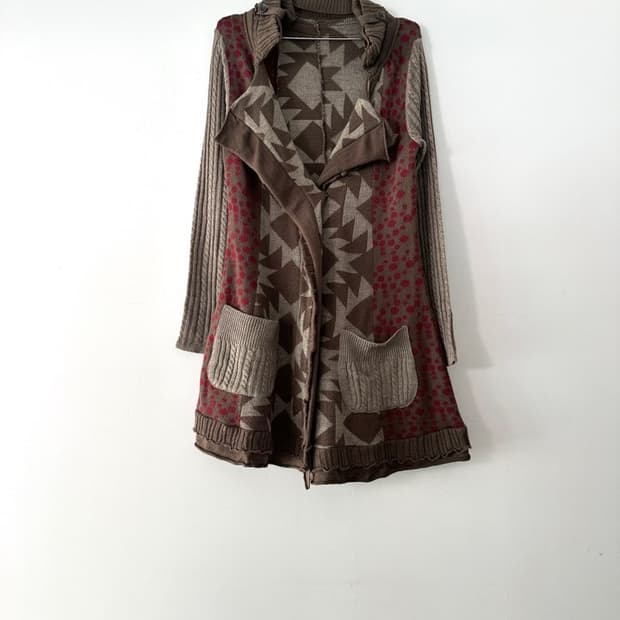 Cut out patch pattern cardigan