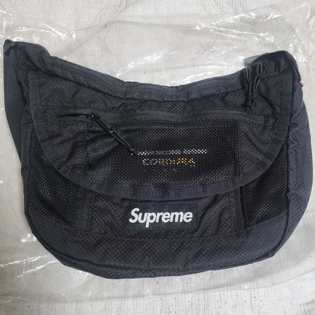 슈프림 스몰 메신저백 블랙 - 22SS