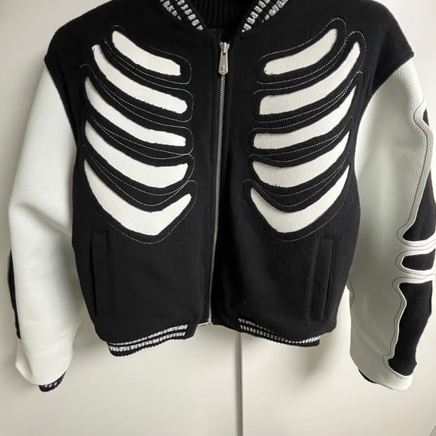 써저리(Sugery) 본 바시티 자켓