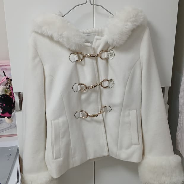 달천깔 걸리 스나계 세실맥비 생화이트 숏코트 판매합니다