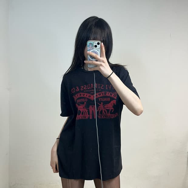 Levi’s navy t-shirt