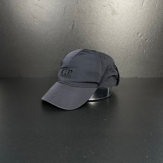 [XL] CP컴퍼니 크롬-R 고글 볼캡 QR인증