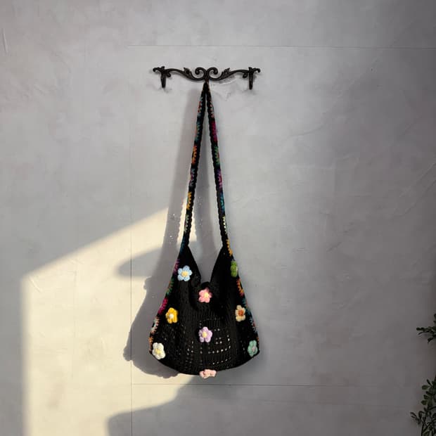 Black multi color flower crochet 크로스백