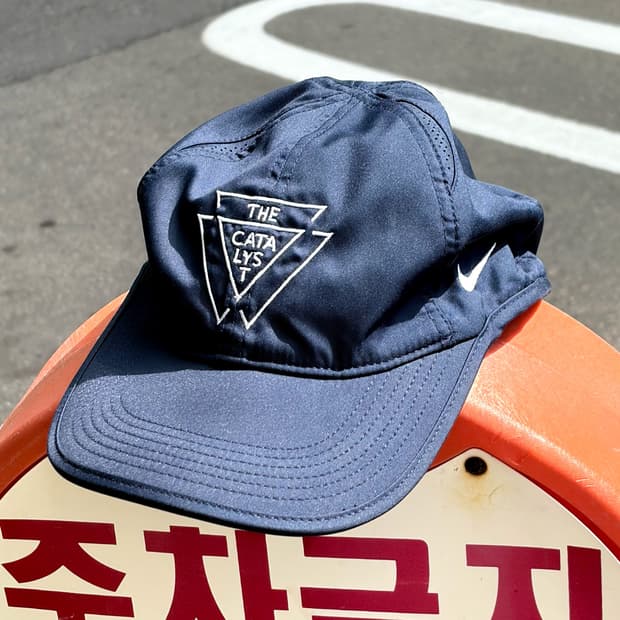 나이키 페더라이트 드라이핏 ‘The Catalyst’ 남색 볼캡