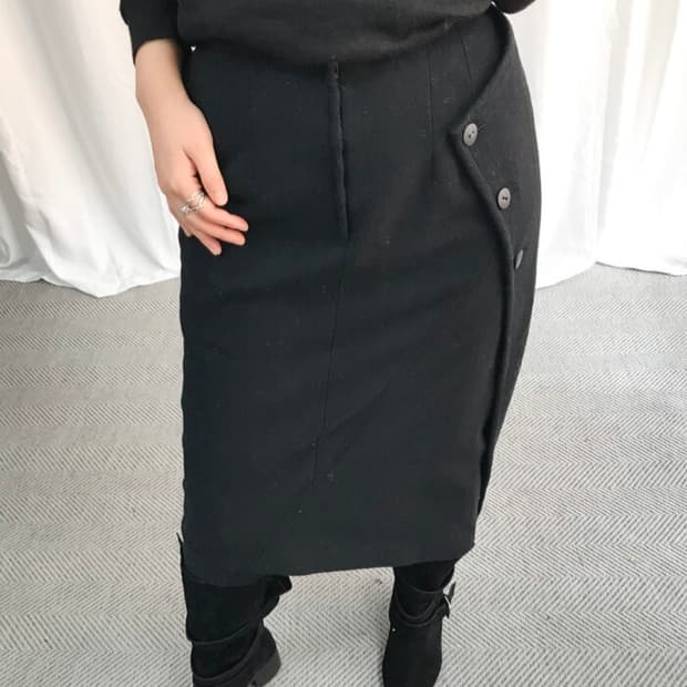 COQ DE ROCHE BUTTON SKIRT / BLACK