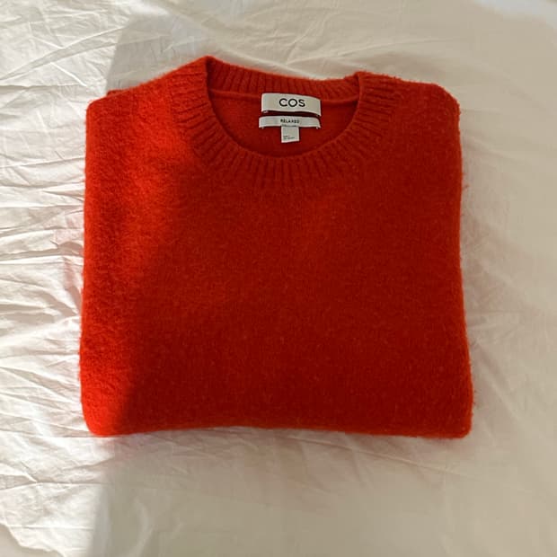 COS 브러쉬드 울 크루넥 스웨터 