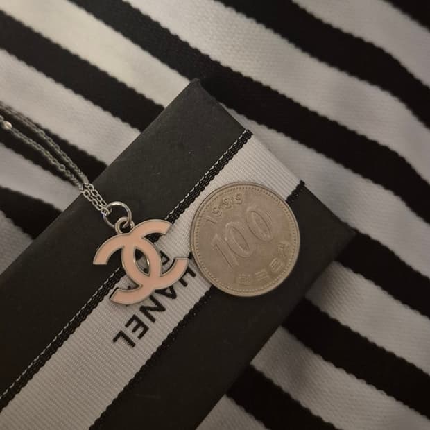 샤넬 cc 실버 딸기우유 목걸이(양면)!!