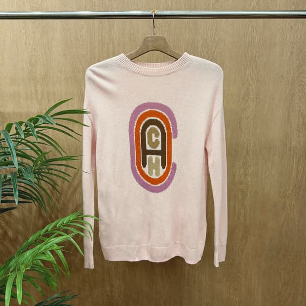 코치 라운드넥 울 캐시미어 긴팔 니트 아치형 로고 인타르시아 디테일 핑크