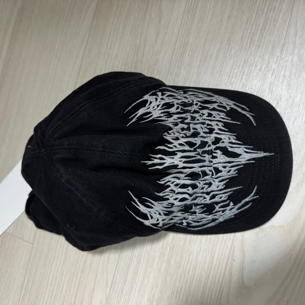 메탈릭 로고 캡 블랙
