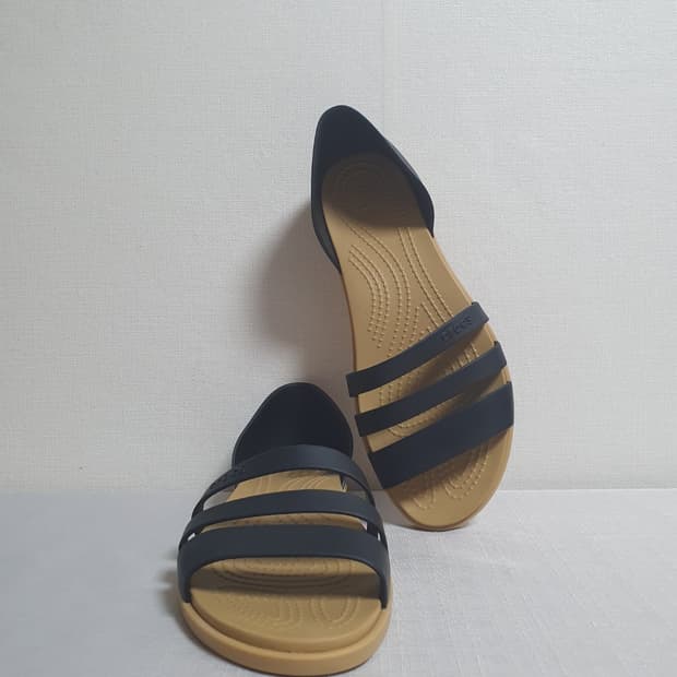 250mm 크록스 툴룸 오픈 플랫 샌들 블랙 탄 W8