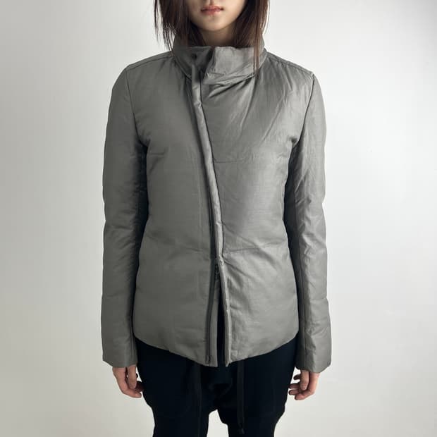 카즈유키 쿠마가이 어태치먼트 사선 집업 다운 자켓 카키 그레이