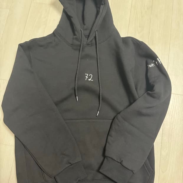 꼼파뇨 레터링 타투 후드 기모 블랙