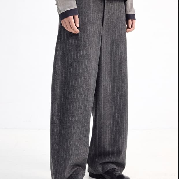 해칭룸 wide curve trousers stripe charcoal