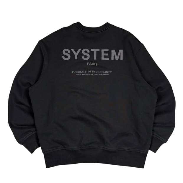 시스템 옴므 블랙컬러 자수 맨투맨