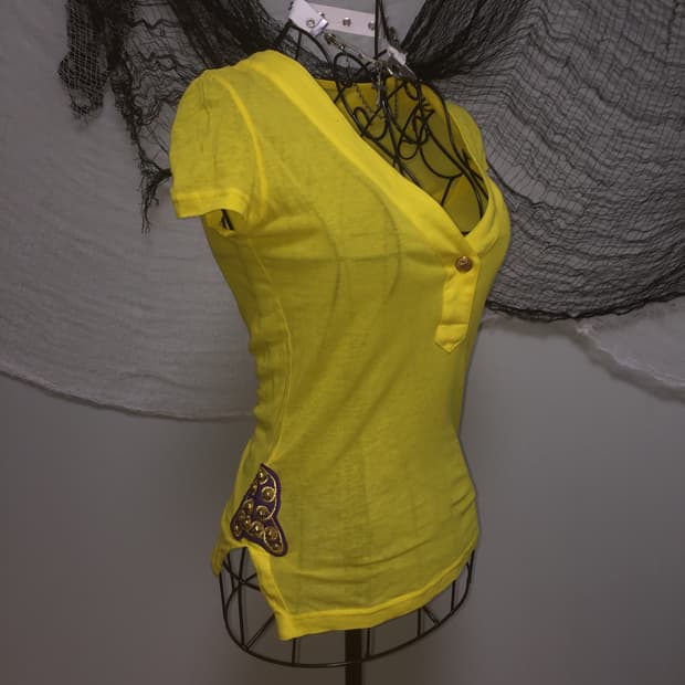 SLY vintage yellow gold button T