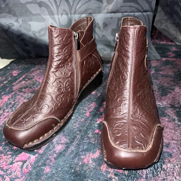 빈티지 무드 웨스턴 엠보 가죽 앵클부츠