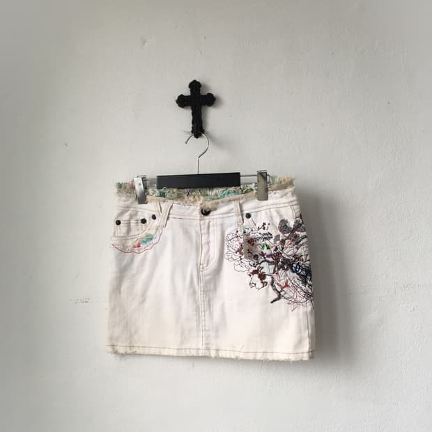 Oriental embroidery point mini skirt
