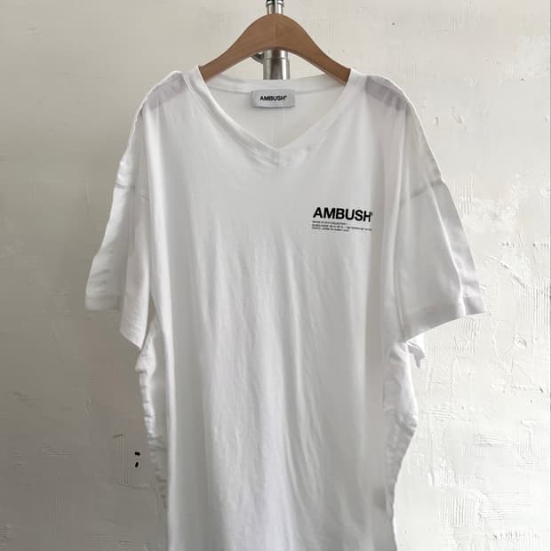AMBUSH 화이트 프릴 로고 브이넥 티셔츠