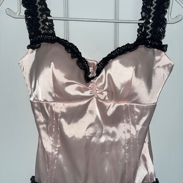 대대장 일브 로걀탑 란제리 레이스 나시 