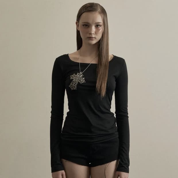일리오 레오파드 슬리브 leopard cross necklace top